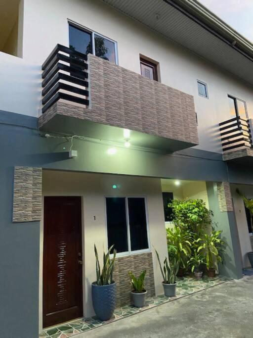 Estilo Apartment 2-Storey Clarin  Exterior foto